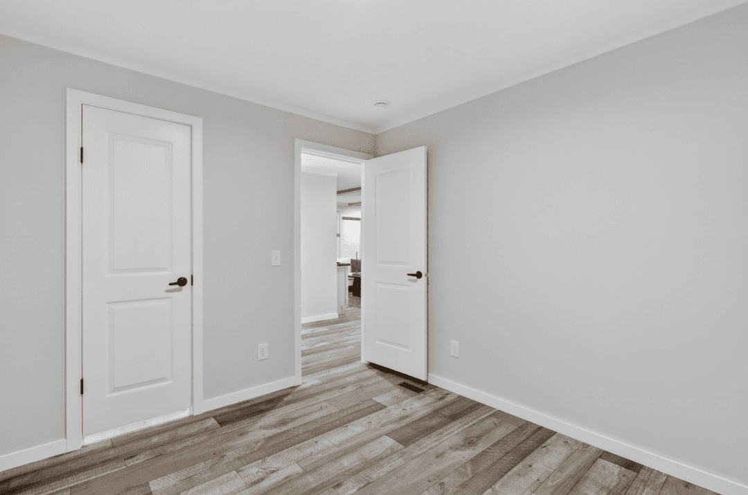 Axis 32563n bedroom home features