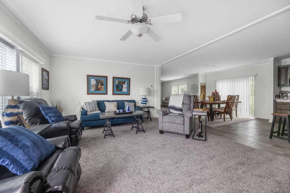 Emerald 28603a interior home features