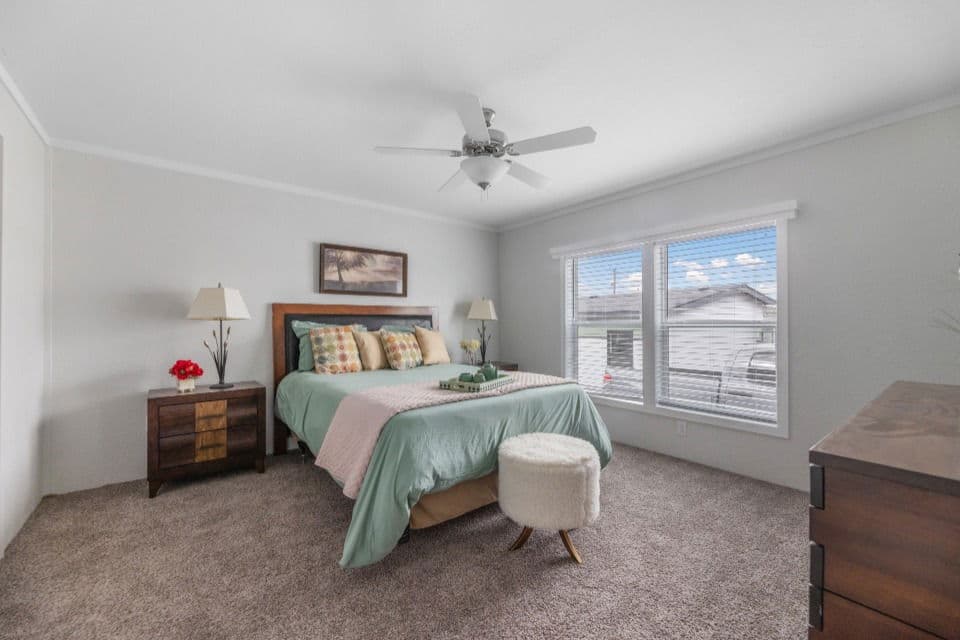 Emerald 28603a bedroom home features