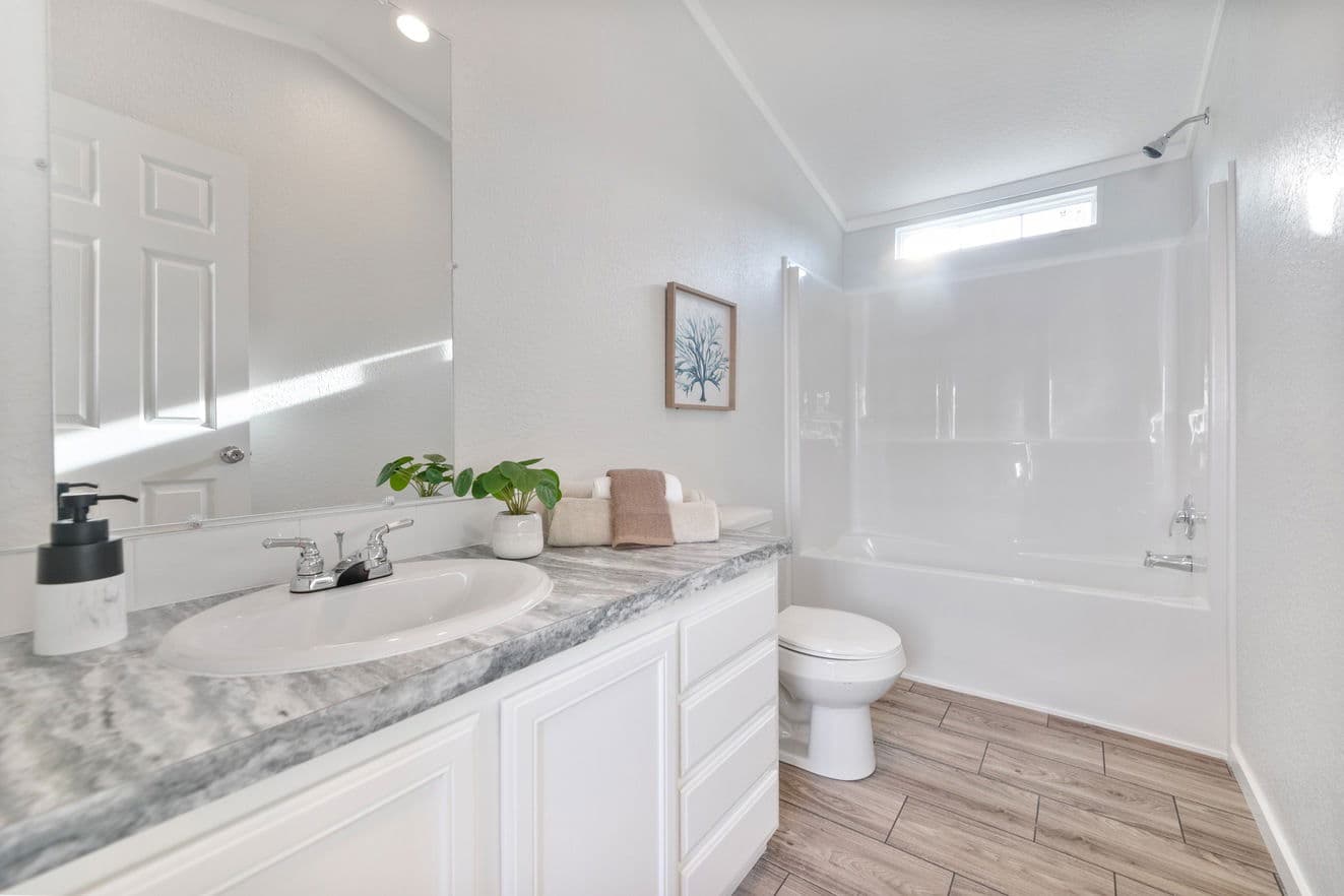 Emerald 16682a bathroom home features