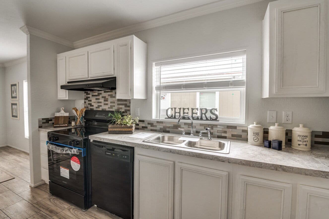 Emerald 28603a kitchen home features