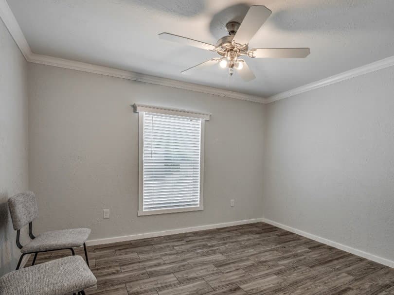 Emerald 28483a bedroom home features