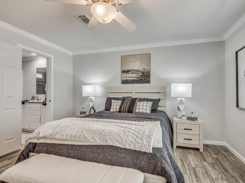 Emerald 28483a bedroom home features