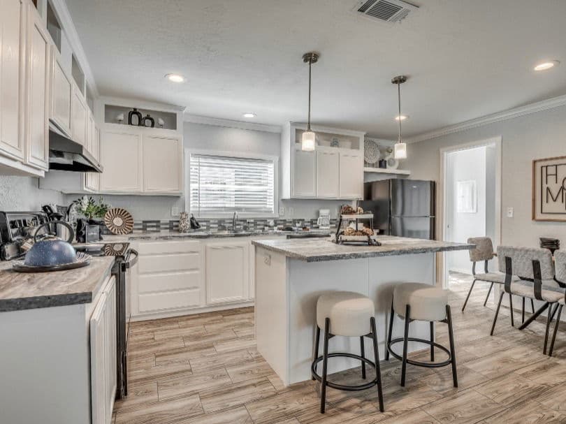 Emerald 28483a interior home features