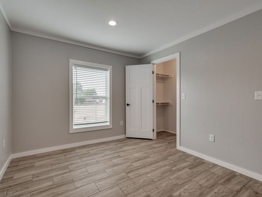 Atmos 28603n bedroom home features