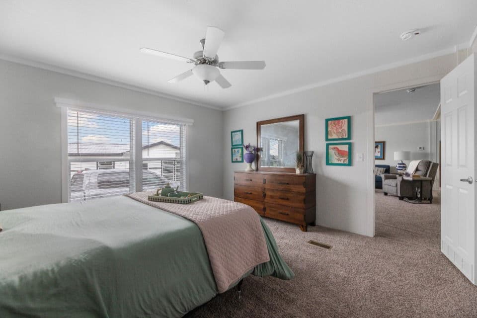 Emerald 28603a bedroom home features