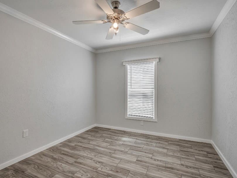 Emerald 28483a bedroom home features