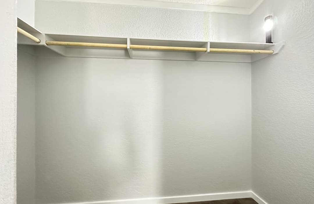 Emerald 16763b interior home features