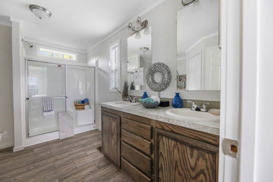 Emerald 28603a bathroom home features