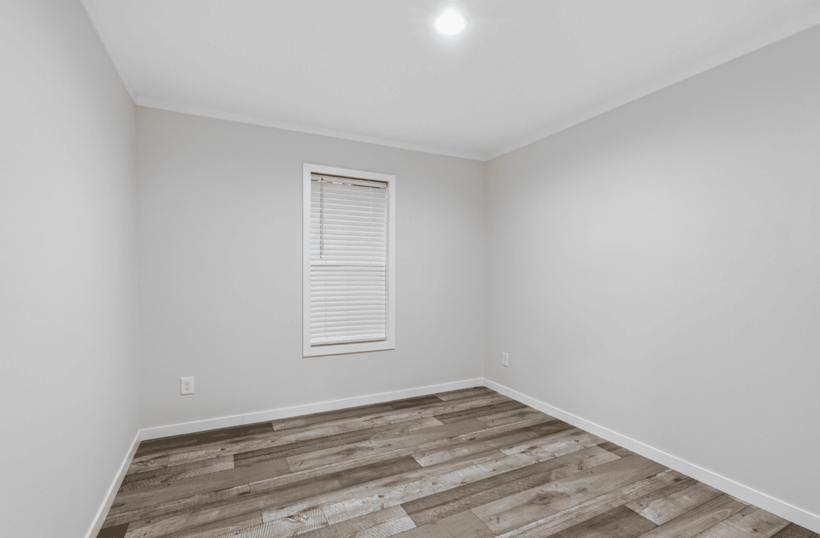 Axis 32563n bedroom home features