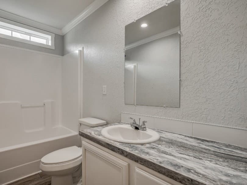 Emerald 28483a bathroom home features