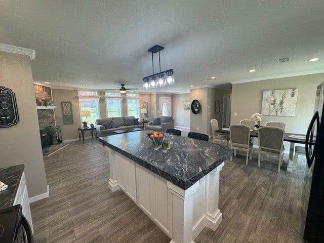 Solitaire 28643a kitchen home features