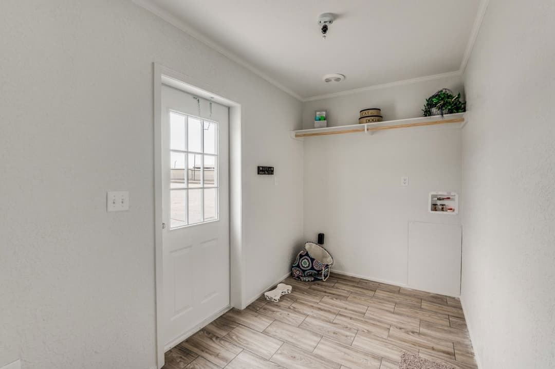 Emerald 28603a interior home features