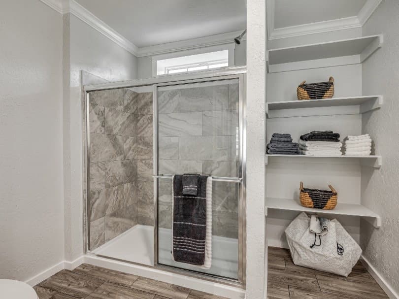 Emerald 28483a bathroom home features