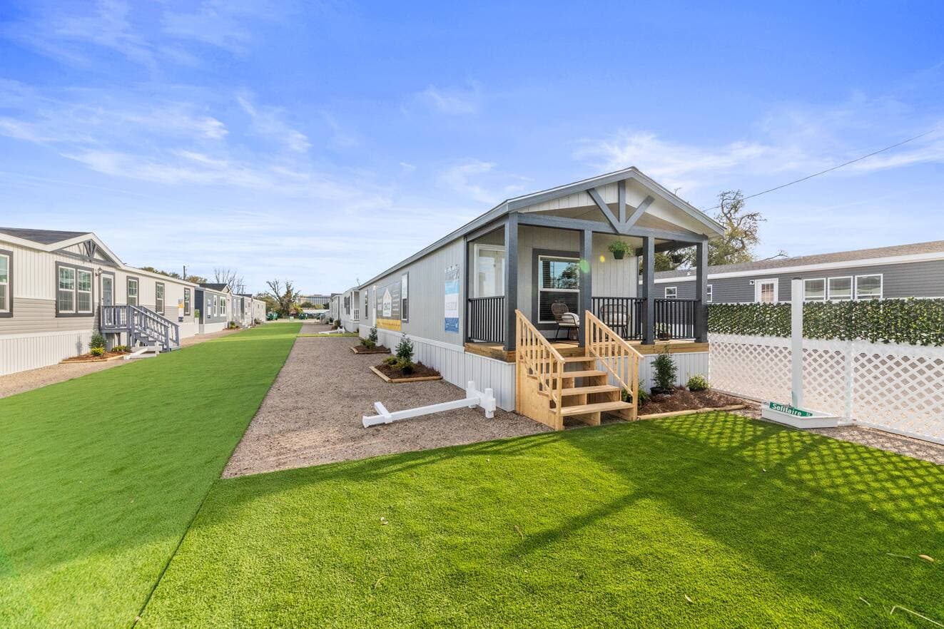 Emerald 16682a hero and exterior home features