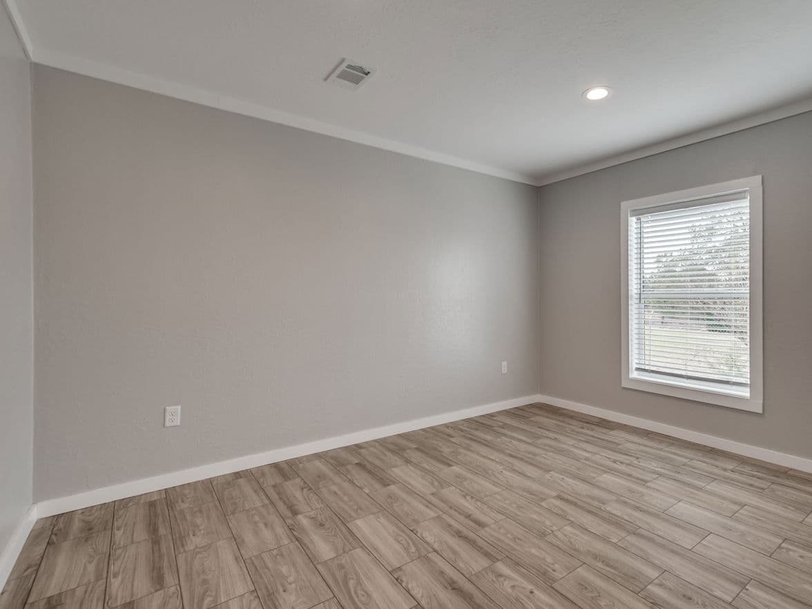 Atmos 28603n bedroom home features