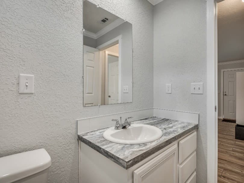 Emerald 28483a bathroom home features