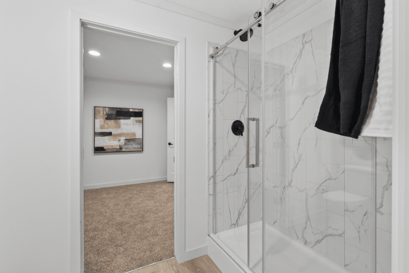 Aura 28644n bathroom home features