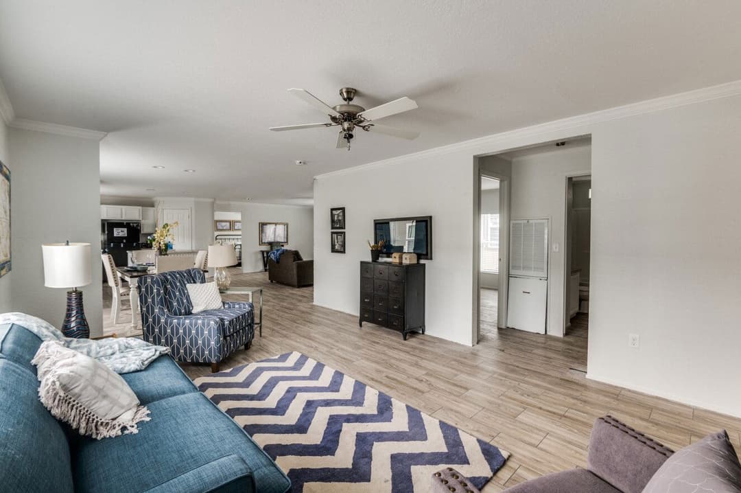 Emerald 28603a interior home features