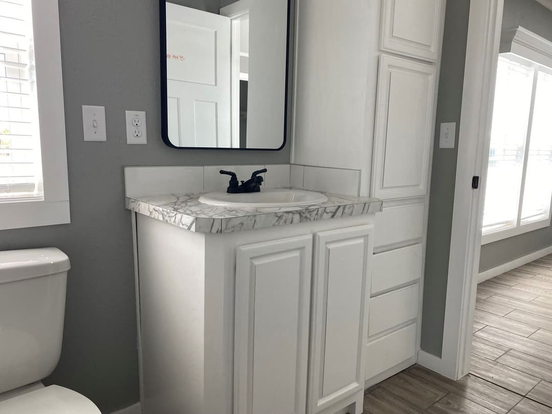 Solitaire 32824a bathroom home features