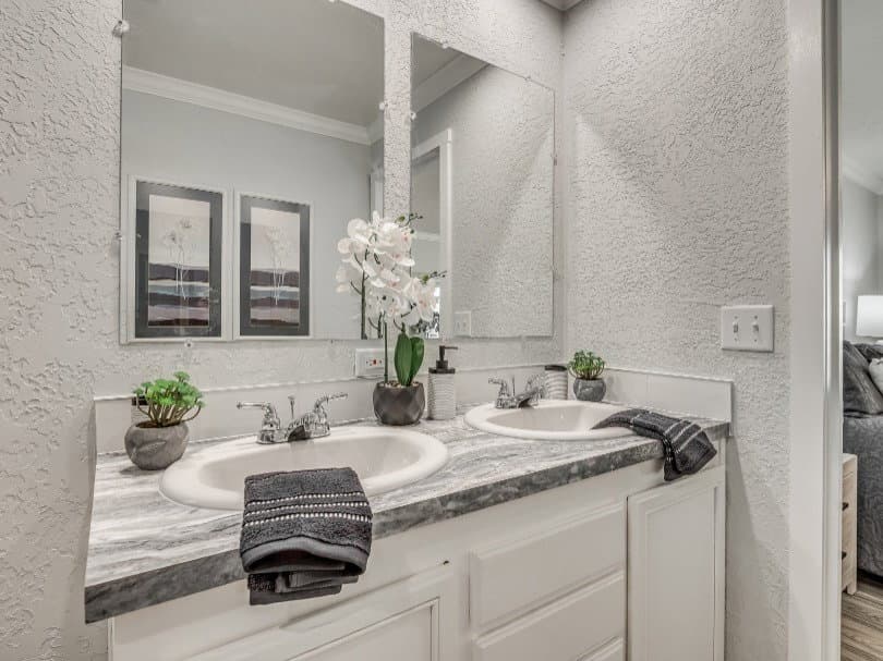 Emerald 28483a bathroom home features