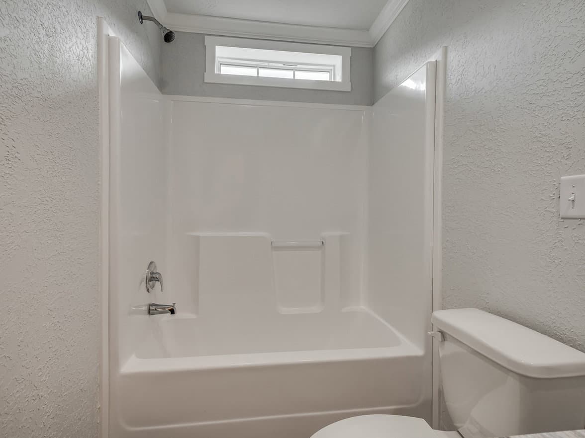 Emerald 28483a bathroom home features