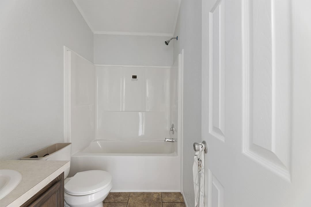 Emerald 16723a bathroom home features