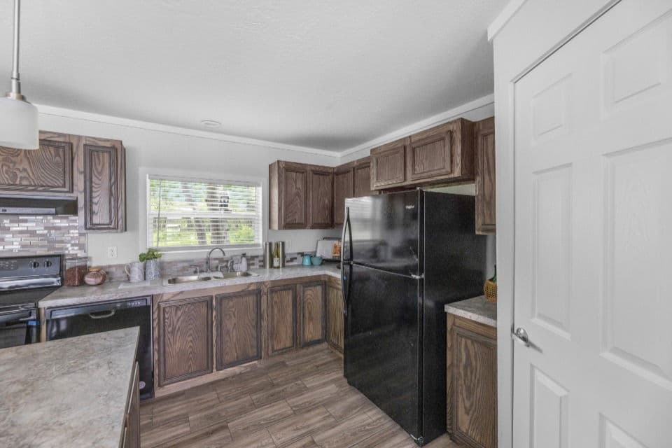 Emerald 28603a kitchen home features