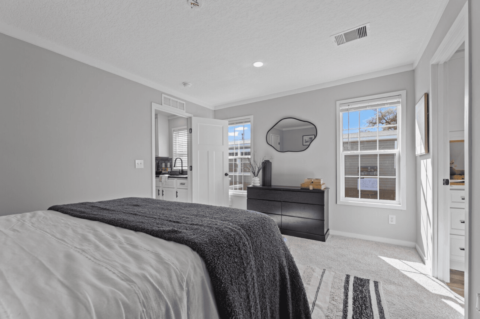 Helix 16763n bedroom home features