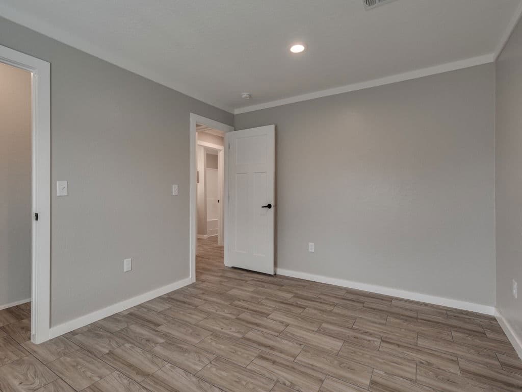 Atmos 28603n bedroom home features