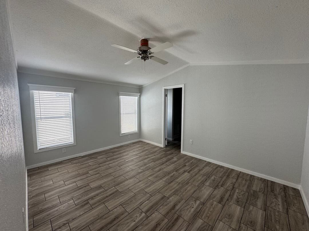 Solitaire 16763a bedroom home features