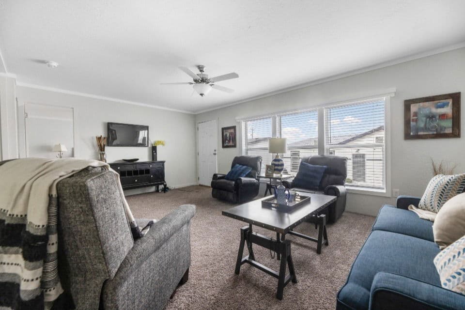 Emerald 28603a interior home features