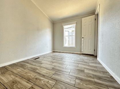 Solitaire 16723a bedroom home features