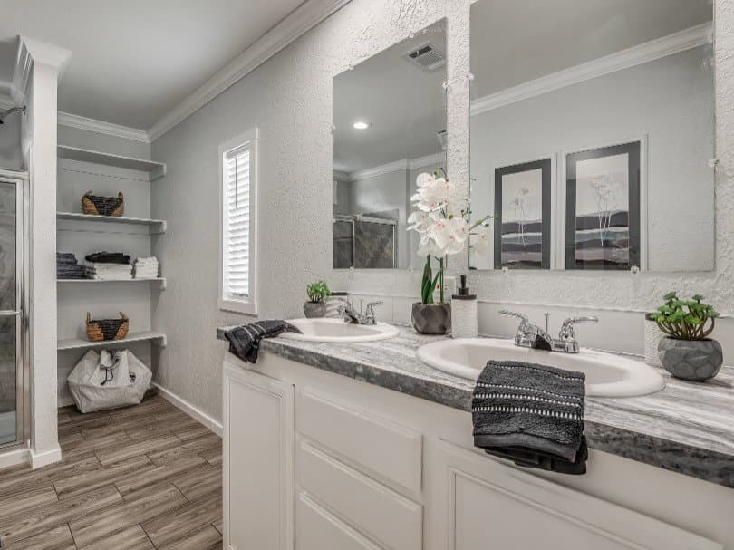 Emerald 28483a bathroom home features