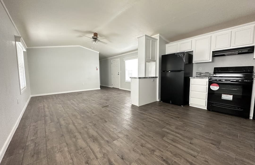 Emerald 16763b interior home features