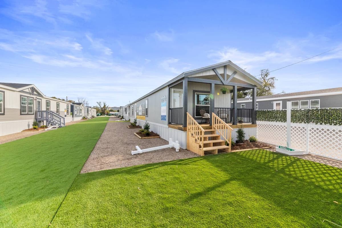 Emerald singlewide series hero home features