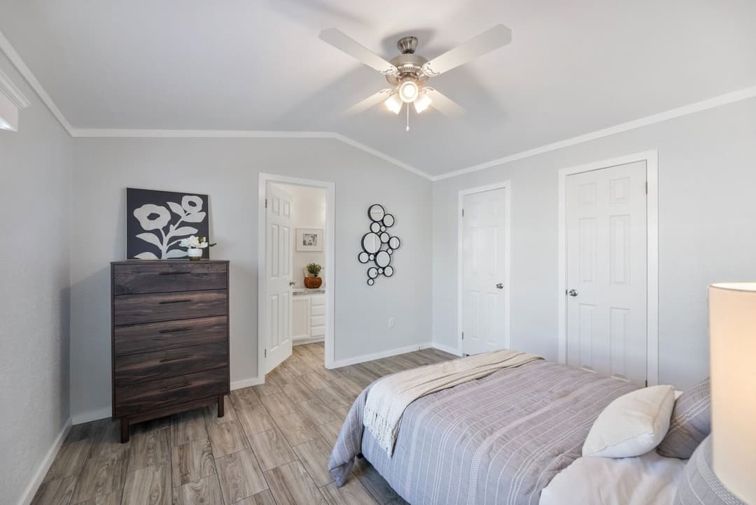 Emerald 16682a bedroom home features