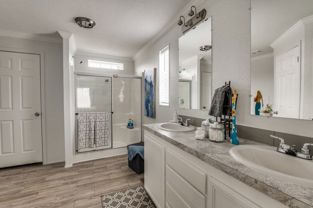 Emerald 28603a bathroom home features