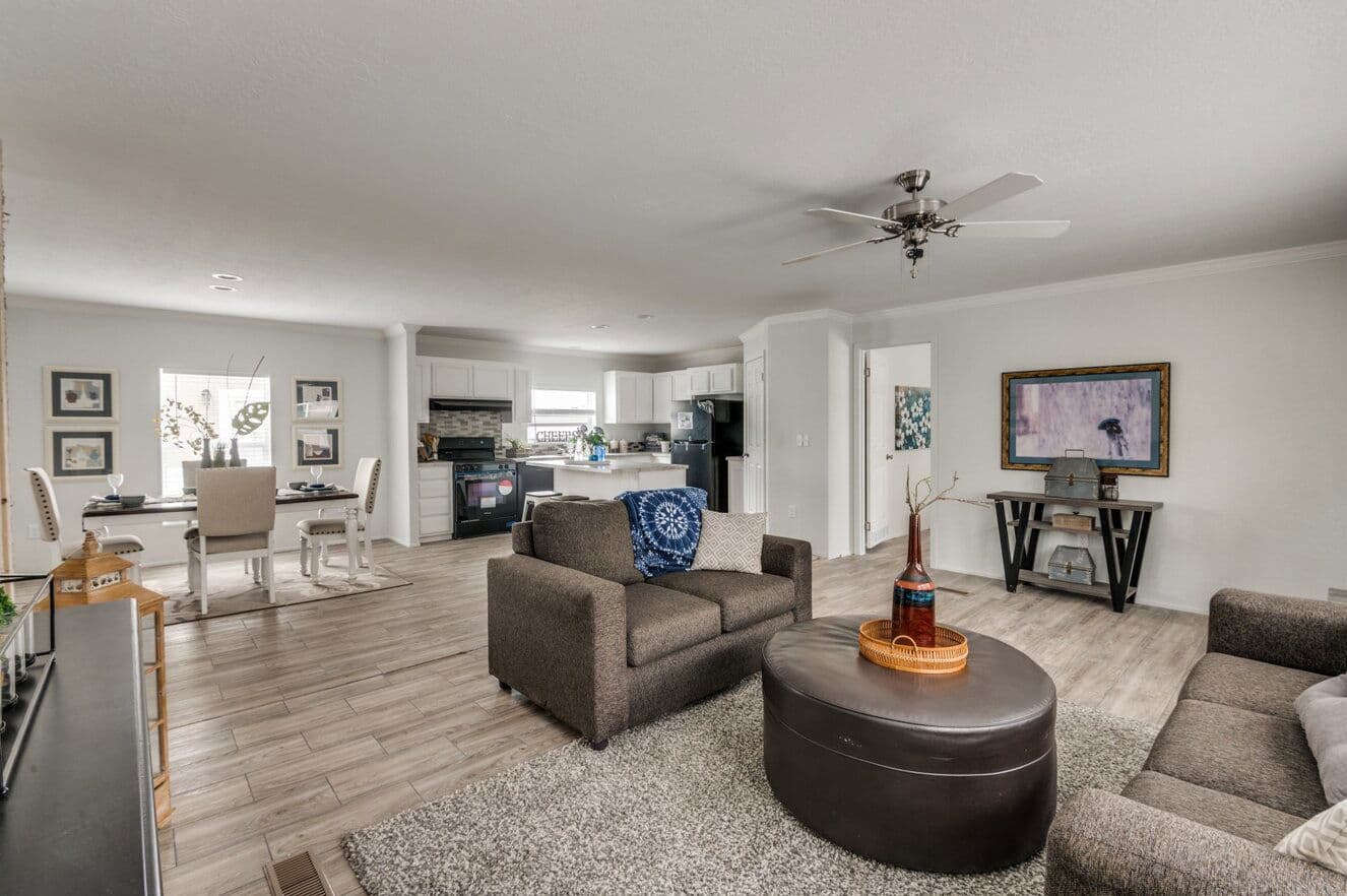 Emerald 28603a interior home features