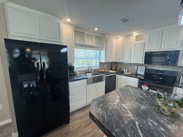 Solitaire 28643a kitchen home features