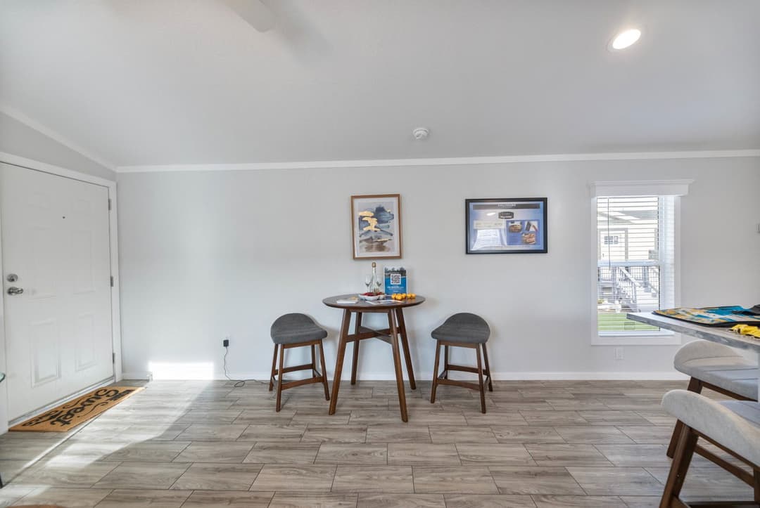 Emerald 16682a interior home features