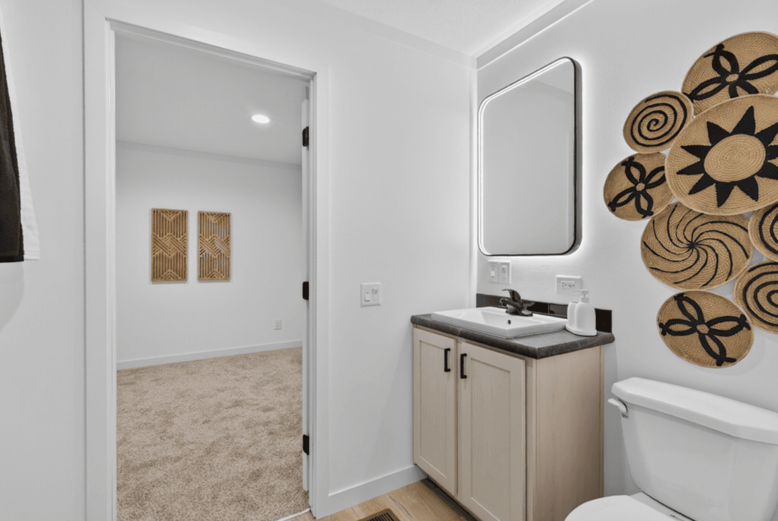 Aura 28644n bathroom home features