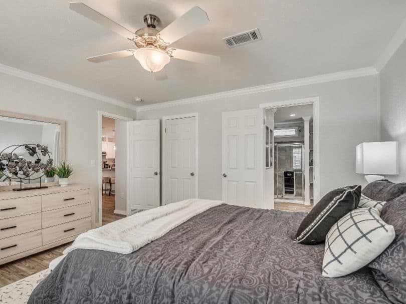 Emerald 28483a bedroom home features