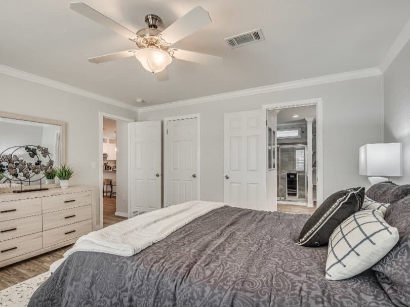 Emerald 28483a bedroom home features