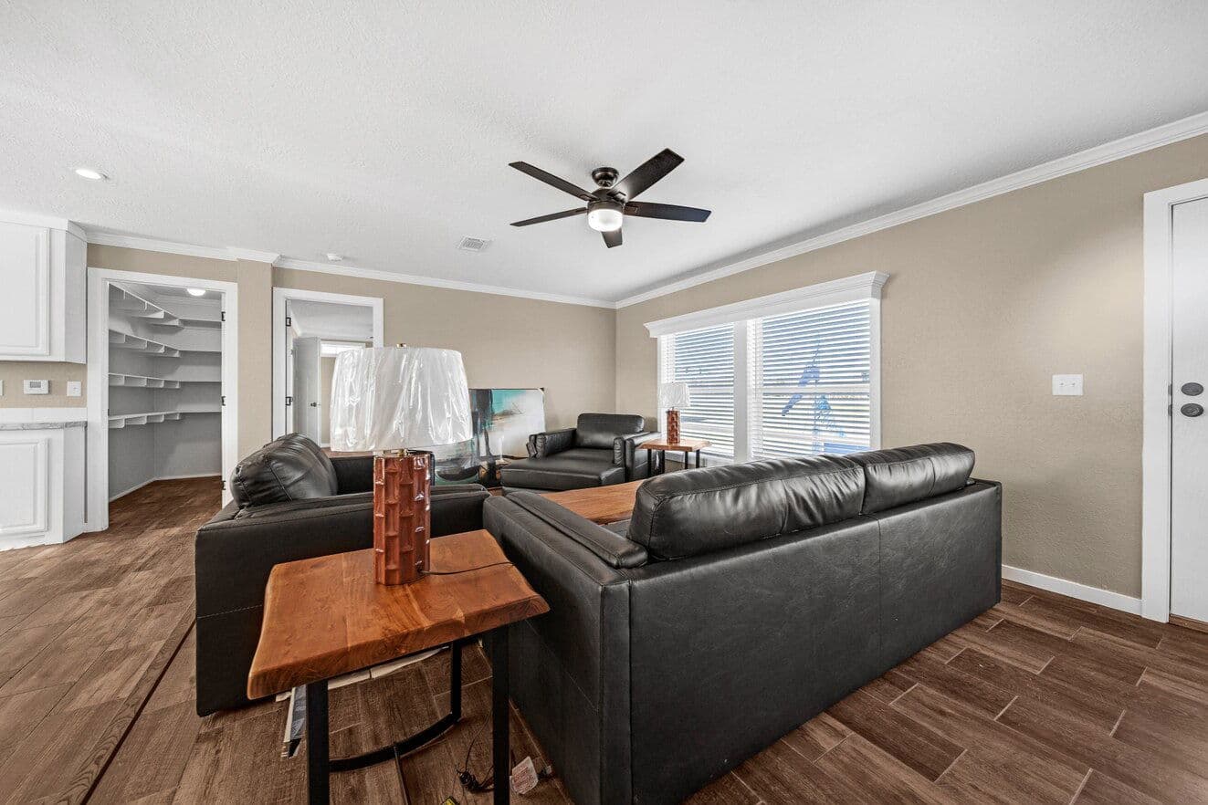 Sapphire 28663a interior home features