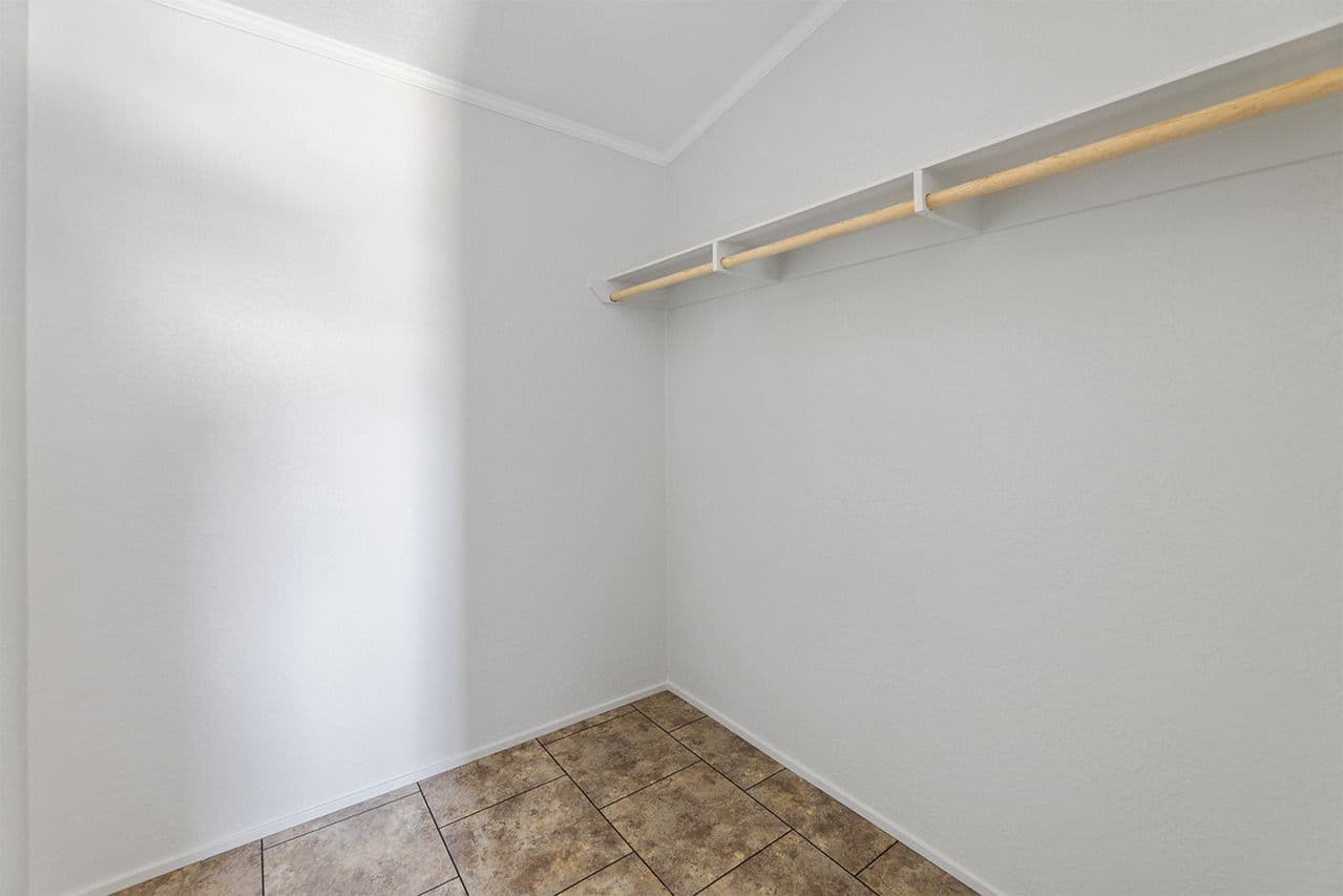 Emerald 16723a interior home features