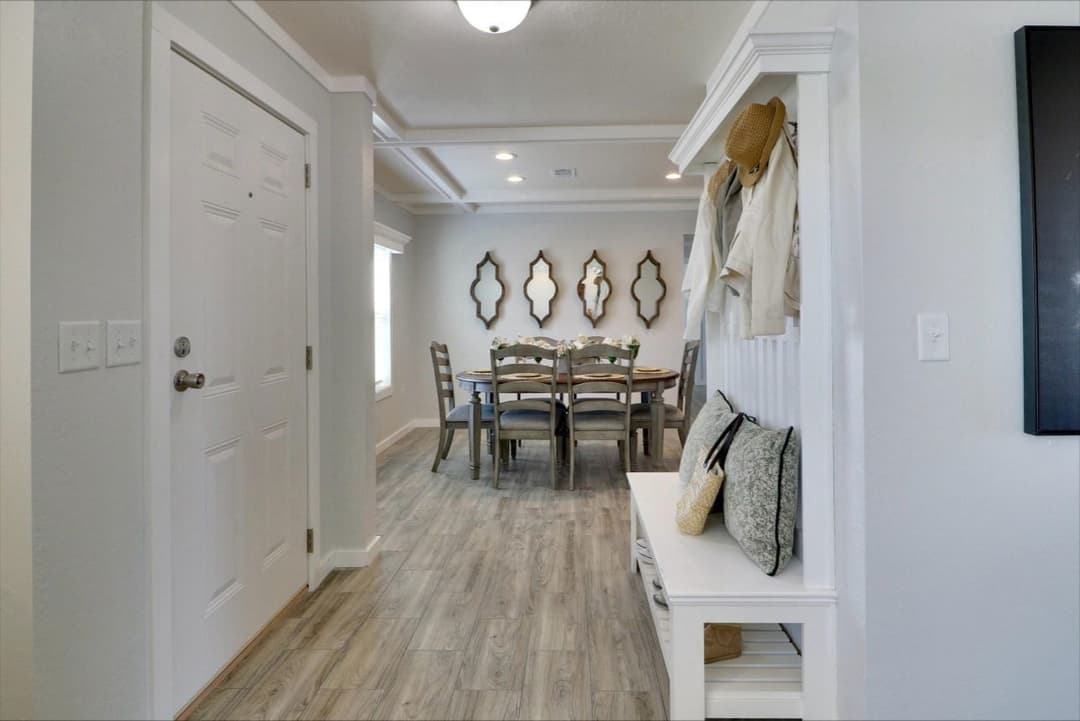 Solitaire 28784a interior home features