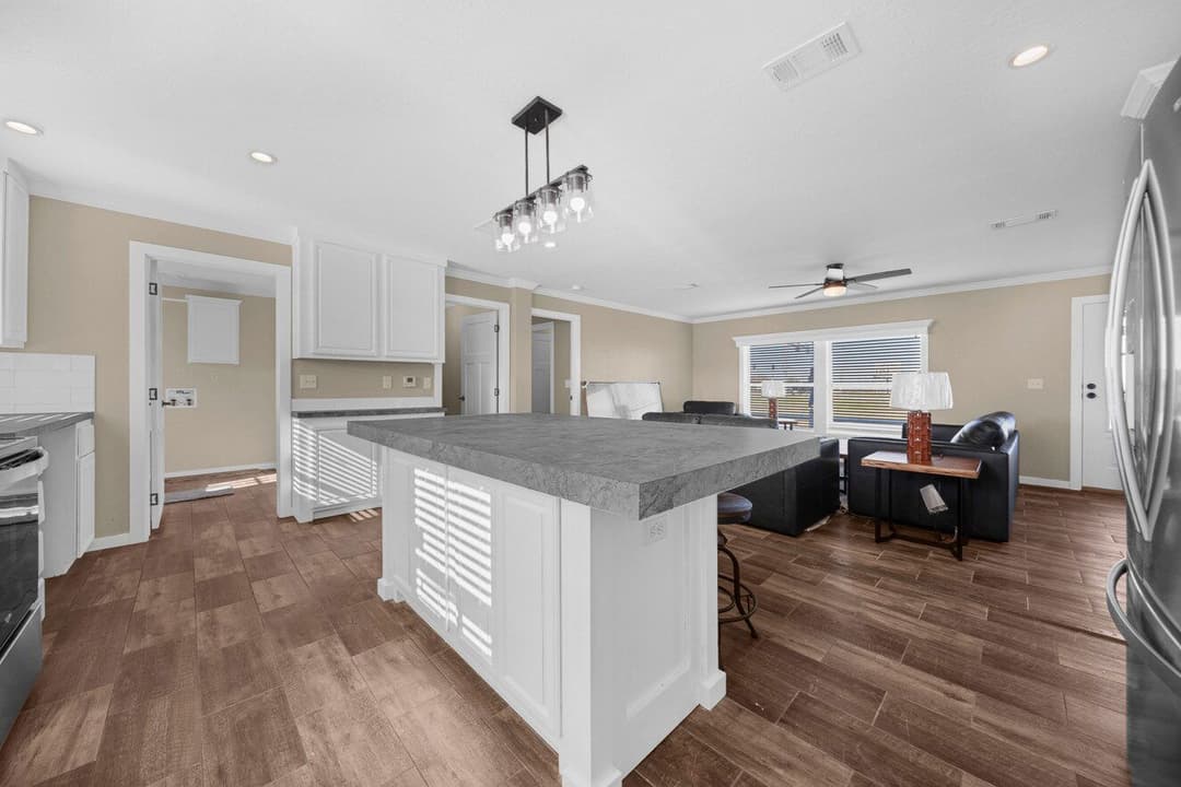 Sapphire 28663a kitchen home features