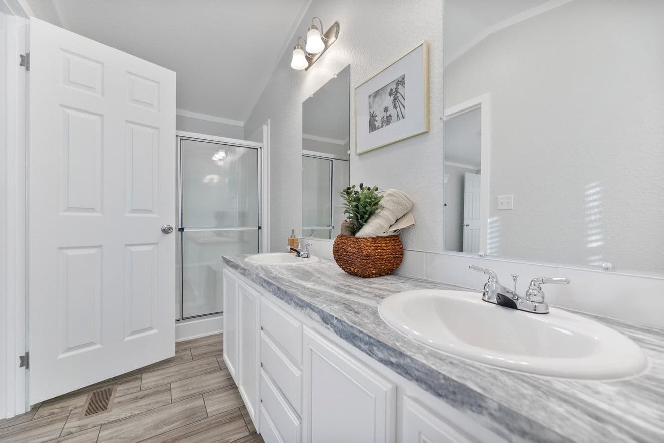 Emerald 16682a bathroom home features