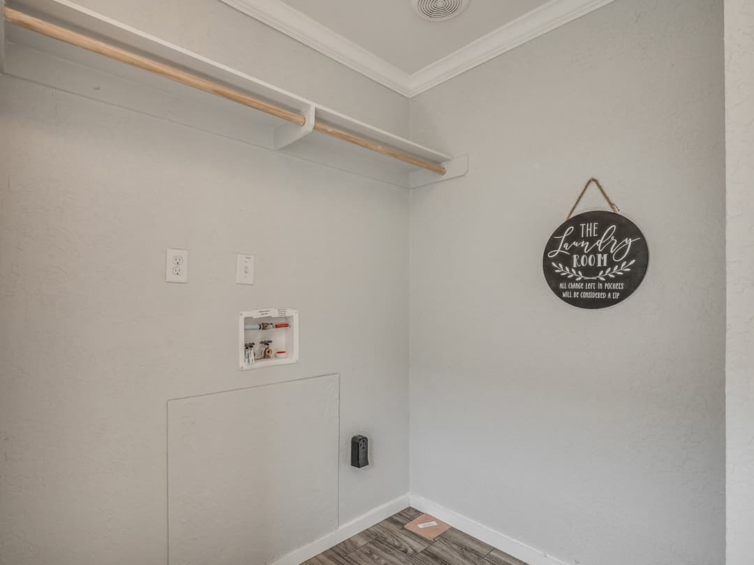 Emerald 28483a bedroom home features